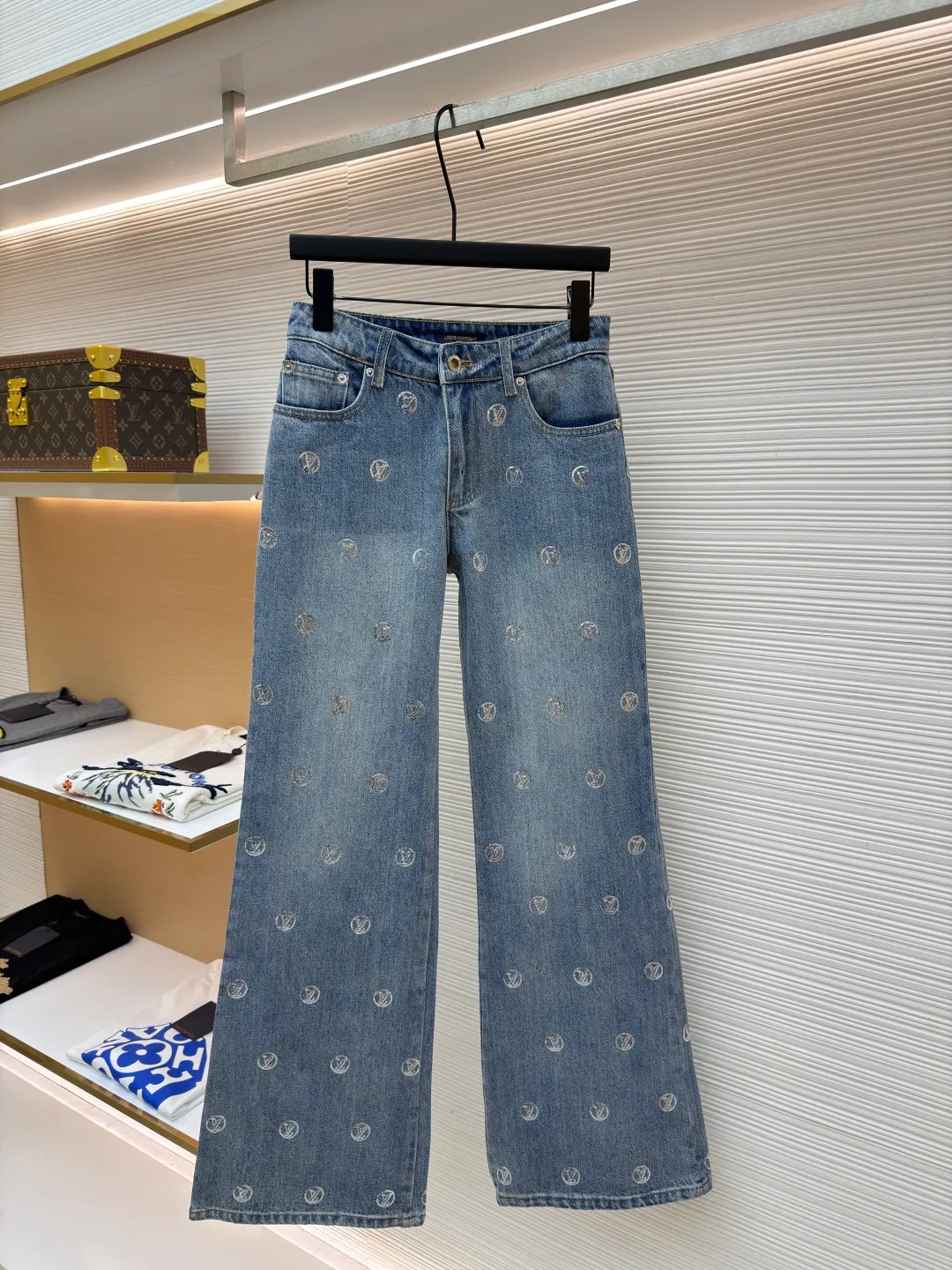 LOUIS VUITTON letter sequin jacquard high-waist bootcut jeans [Women's clothing] ●Original version: purchased and developed for 29999 ●Item number: 1682370-B70 ●Fabric: denim fabric ●Technology: jacquard production ●Color: blue ●Version: fitted version ●Weight: about 705 grams ●Size: 34-36-38-40 ●Description: These Louis Vuitton jeans are made of 12-ounce heavyweight denim fabric. They are enzymatic stone washed and hand-distressed to create a natural light blue retro color. The fabric is pre-shrunk to prevent shrinkage and deformation after wearing. The brand's classic presbyopia logo printed all over the pants is laser engraving combined with hand-embroidery technology. The embroidery stitch density of each pattern reaches 12 stitches/cm, the lines are delicate and three-dimensional, and it is not easy to fall off after high-temperature shaping treatment. The waistband is made of custom metal buttons and I-buckles, which are treated with electroplating and anti-rust technology. The texture is thick and wear-resistant. The trouser pockets are a classic five-pocket style. The bag mouth is reinforced with double-needle stitching. The side seams and inner rails are hemmed, and the stitching is smooth and burr-free. The overall design is straight-legged and wide-legged, following ergonomic design. The trousers have raw edges and frayed edges. The details highlight the brand's craftsmanship and take into account both fashion and comfort. The overall wiring is straight and delicate, the fabric is comfortable and soft, and the color is consistent without color difference. It can be matched with the same style to create a fashionable look and control various occasions. Customized accessories, complete with three standards, same style for men and women!